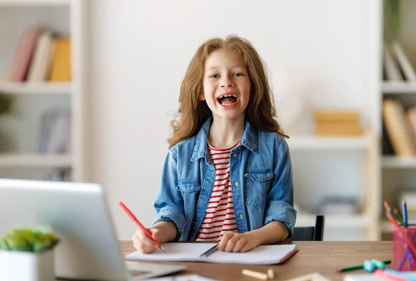 Πίσω Στο Σχολείο Χαρούμενο Παιδί Κάθεται Στο Γραφείο Κορίτσι Που — Φωτογραφία Αρχείου