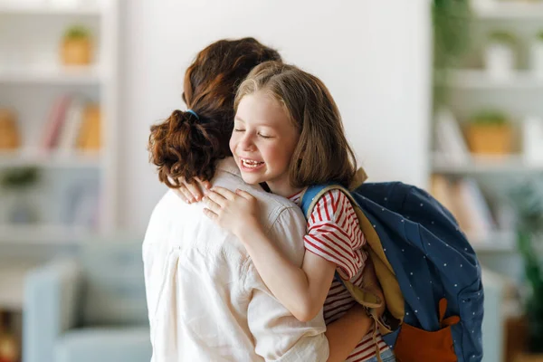 Ευτυχισμένη Οικογένεια Ετοιμάζεται Για Σχολείο Κοριτσάκι Μητέρα — Φωτογραφία Αρχείου