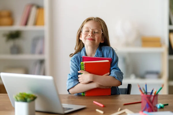 Okula Dönelim Mutlu Çocuk Masada Oturuyor Ödev Yapan Online Eğitim — Stok fotoğraf