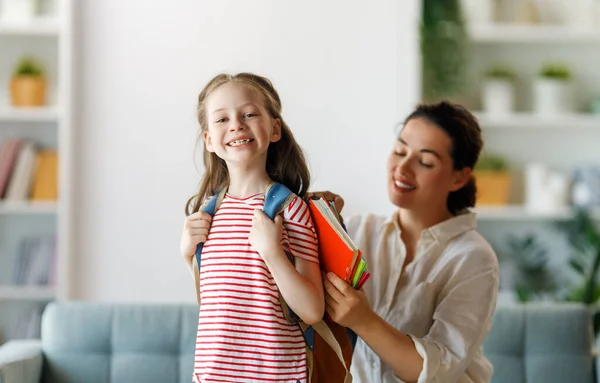 Glückliche Familie Bereitet Sich Auf Die Schule Vor Kleines Mädchen — Stockfoto
