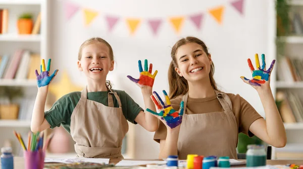 Miúdos Felizes Aula Arte Crianças Estão Pintando Juntas — Fotografia de Stock