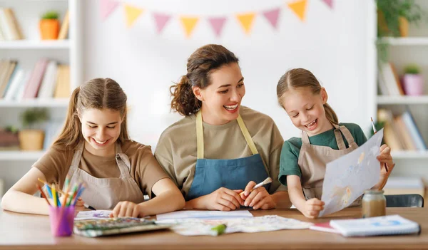 Boldog Gyerekek Tanárok Rajzórán Nők Gyerekek Együtt Festenek — Stock Fotó