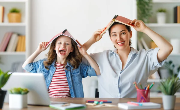 Gelukkig Kind Volwassene Zitten Aan Het Bureau Meisje Doet Huiswerk — Stockfoto