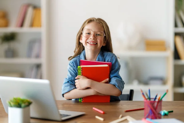 回学校去快乐的孩子正坐在办公桌前 做家庭作业或网上教育的女孩 — 图库照片
