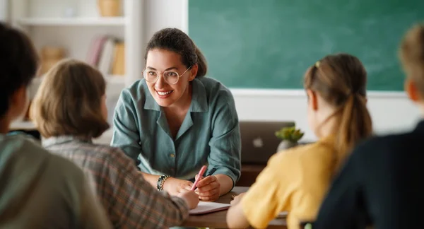 Okulda Mutlu Çocuklar Öğretmen Var Sınıfta Kadınlar Çocuklar Konuşuyor — Stok fotoğraf