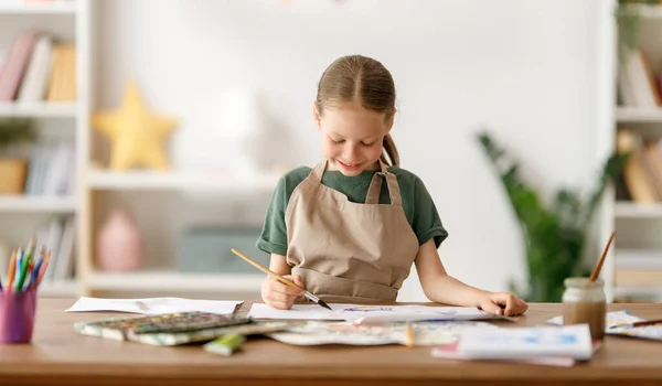 美術の授業で幸せな子供 子供は絵を描く — ストック写真