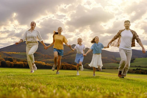 Gün Batımında Mutlu Bir Aile Baba Anne Çocuklar Koşuyor Eğleniyorlar — Stok fotoğraf