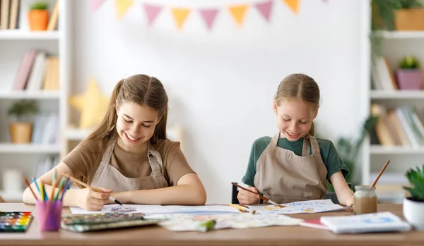 Счастливые Дети Художественном Классе Дети Рисуют Вместе — стоковое фото