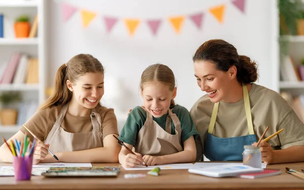 Boldog Gyerekek Tanárok Rajzórán Nők Gyerekek Együtt Festenek — Stock Fotó
