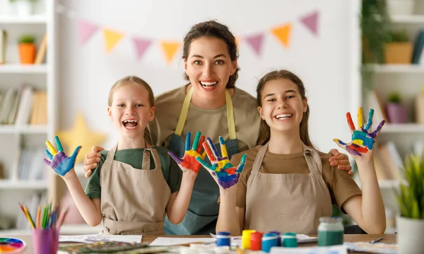 Miúdos Felizes Professor Aula Arte Mulher Crianças Estão Pintando Juntos — Fotografia de Stock