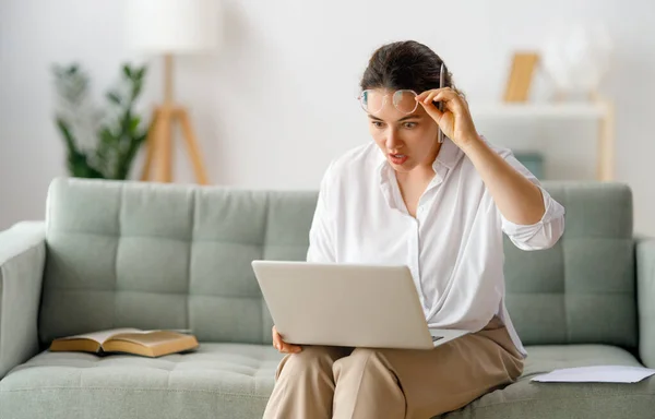 Zszokowana Kobieta Studiująca Online Oglądająca Webinarium Podcast Laptopie Robiąca Notatki — Zdjęcie stockowe