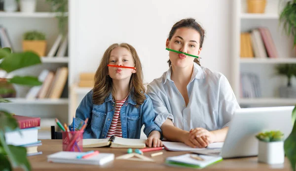 Glückliche Kinder Und Erwachsene Sitzen Schreibtisch Mädchen Bei Hausaufgaben Oder — Stockfoto