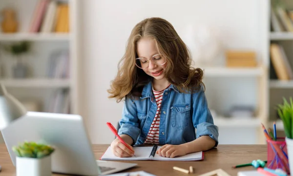 Zurück Zur Schule Glückliches Kind Sitzt Schreibtisch Mädchen Bei Hausaufgaben — Stockfoto