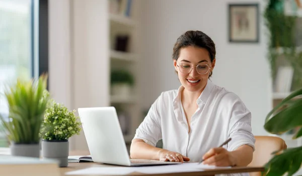Glücklich Lässig Schöne Frau Arbeitet Auf Einem Laptop Büro — Stockfoto