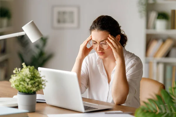 Genç Kadını Dizüstü Bilgisayarda Çalışıyor Başı Ağrıyor — Stok fotoğraf