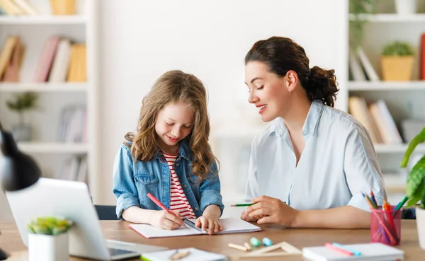 快乐的孩子和成年人正坐在办公桌前 做家庭作业或网上教育的女孩 — 图库照片