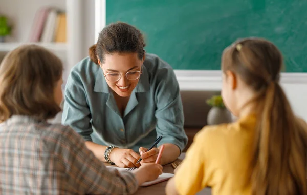 Miúdos Felizes Professor Escola Mulher Crianças Estão Falando Aula — Fotografia de Stock