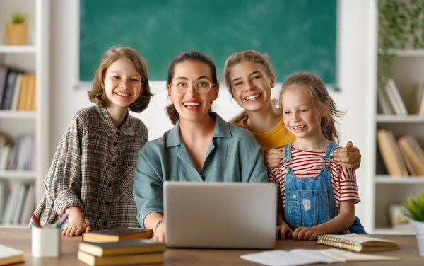Glückliche Kinder Und Lehrer Der Schule Frau Und Kinder Reden — Stockfoto