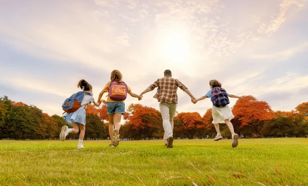 学校的学生们外面背着背包的女孩 青少年和他们的父亲或老师 开始上课 秋天的第一天 — 图库照片