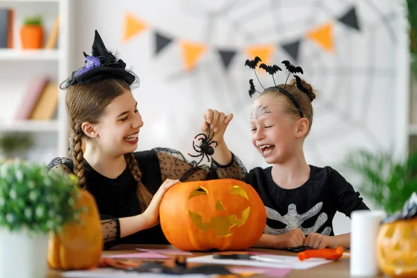 Boldog Család Készül Halloweenre Aranyos Gyerekek Farsangi Jelmezben Tököket Faragnak — Stock Fotó