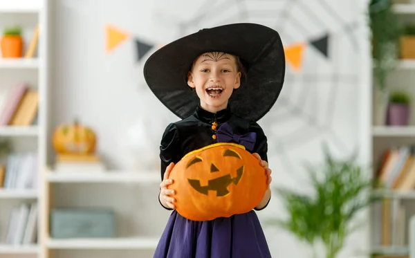 Criança Bonita Com Cesta Abóbora Menina Feliz Preparando Para Halloween — Fotografia de Stock