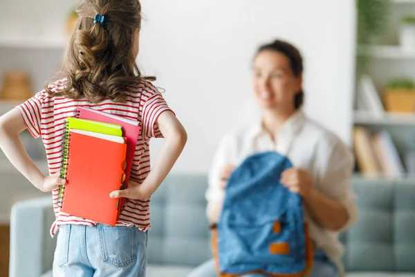 Glückliche Familie Bereitet Sich Auf Die Schule Vor Kleines Mädchen — Stockfoto