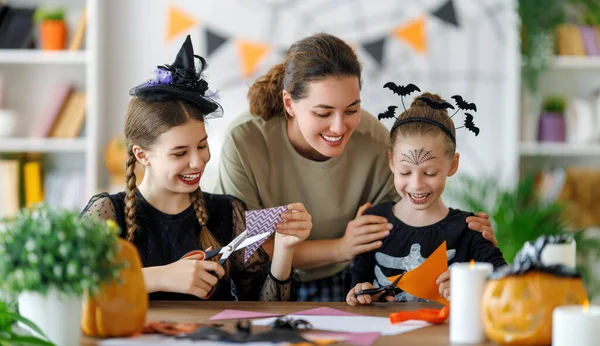 Familia Feliz Preparándose Para Halloween Madre Hijos Con Disfraces Carnaval — Foto de Stock