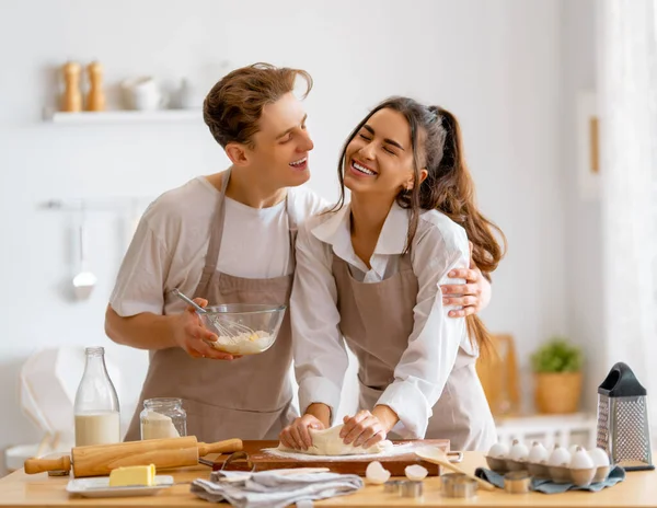 Heureux Couple Amour Prépare Pâtisserie Dans Cuisine — Photo