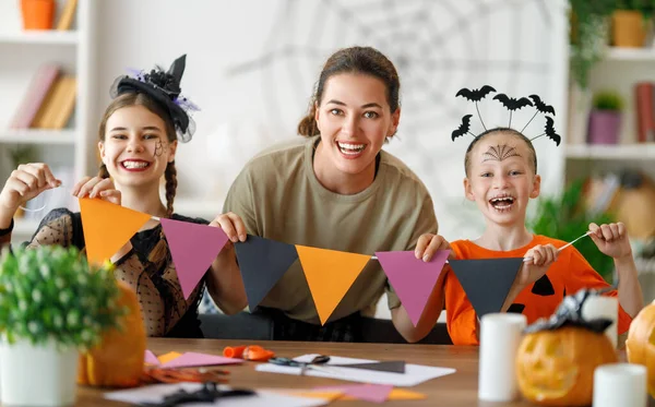 Lycklig Familj Förbereder Sig För Halloween Mor Och Barn Karnevalsdräkter — Stockfoto