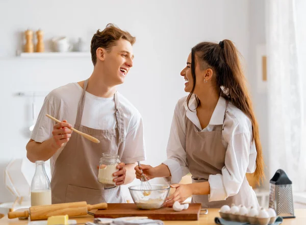 Glada Kärleksfulla Par Förbereder Degen Köket — Stockfoto