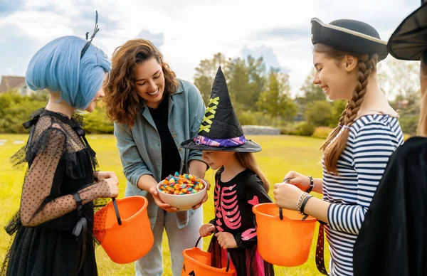 Cadılar Bayramı Kutlayan Mutlu Insanlar Yetişkinler Çocuklara Dışarıda Şeker Ikram — Stok fotoğraf