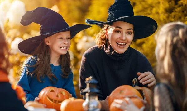 Szczęśliwa Rodzina Przygotowująca Się Halloween Matka Dzieci Rzeźbiące Dynie Podwórku — Zdjęcie stockowe
