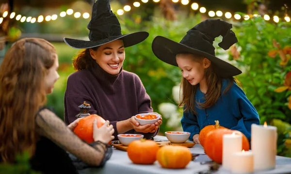 Familia Feliz Preparándose Para Halloween Madre Hijos Tallando Calabazas Patio —  Fotos de Stock