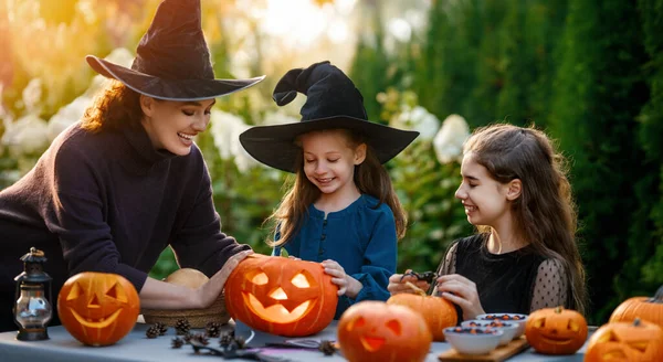 Família Feliz Preparando Para Halloween Mãe Filhos Esculpindo Abóboras Quintal — Fotografia de Stock