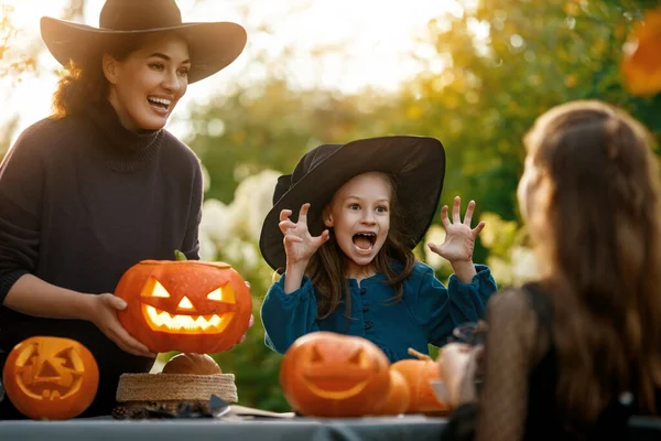 Boldog Család Készül Halloweenre Anya Gyerekek Tököt Faragnak Ház Hátsó — Stock Fotó