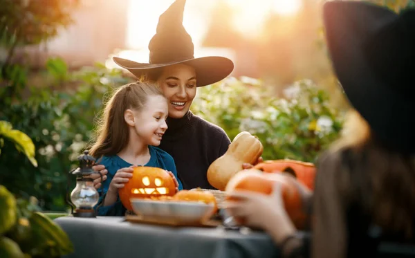 Gelukkige Familie Bereidt Zich Voor Halloween Moeder Kinderen Snijden Pompoenen — Stockfoto
