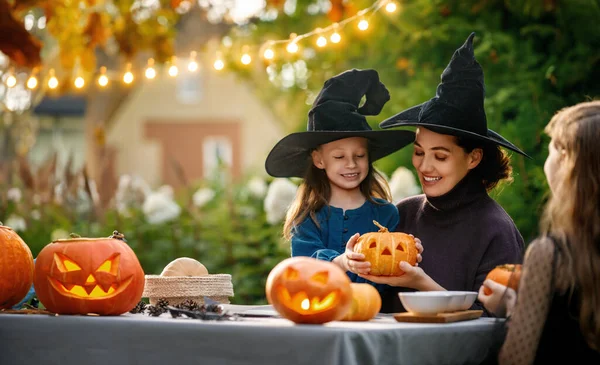 Lycklig Familj Förbereder Sig För Halloween Mor Och Barn Snida — Stockfoto