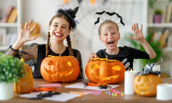 Familia Feliz Preparándose Para Halloween Lindos Niños Trajes Carnaval Tallando — Foto de Stock