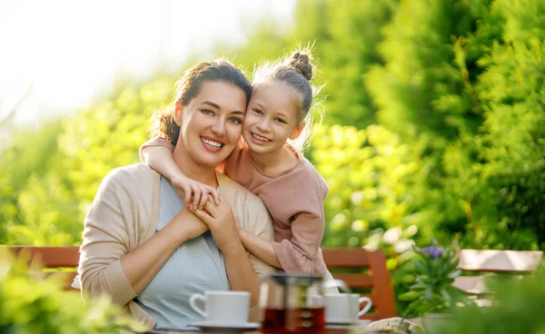 Szczęśliwa Dziewczynka Jej Matka Piją Herbatę Letni Poranek Rodzina Siedzi — Zdjęcie stockowe