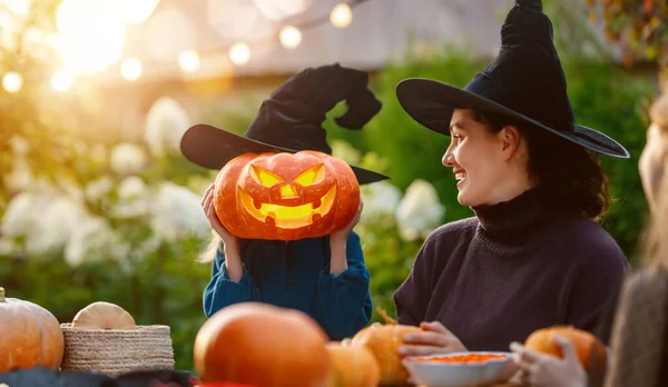 Šťastná Rodina Připravuje Halloween Matka Děti Krájejí Dýně Dvorku Domu — Stock fotografie