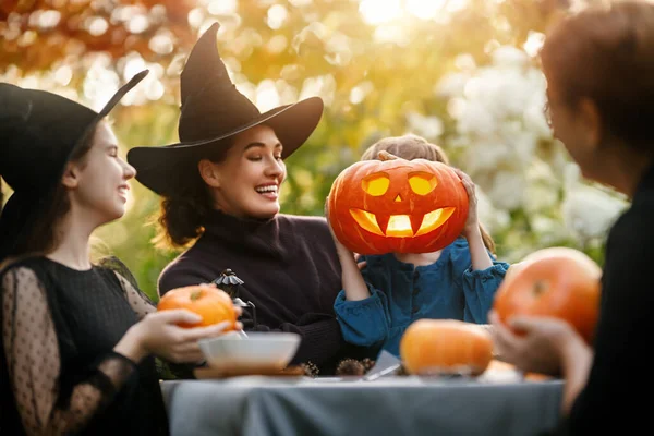 Szczęśliwa Rodzina Przygotowująca Się Halloween Matka Babcia Dzieci Rzeźbią Dynie — Zdjęcie stockowe