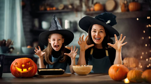 Matka Jej Córka Zabawy Domu Przygotowanie Halloween Happy Family Mama — Zdjęcie stockowe