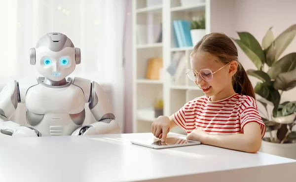 Söt Tjej Leker Med Robot Begreppet Framtida Utbildning — Stockfoto