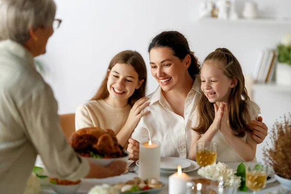 感恩节 秋天的节日 快乐的家人坐在桌旁庆祝节日 传统的晚餐 母亲和女儿 — 图库照片