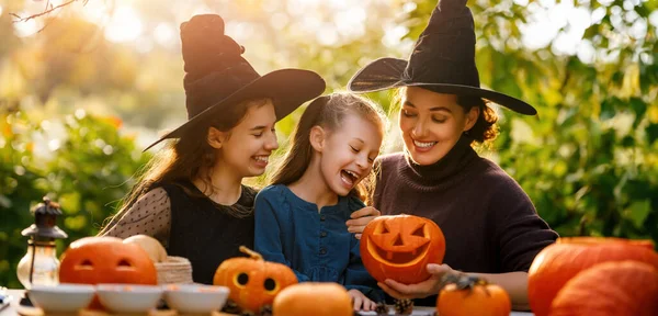 Szczęśliwa Rodzina Przygotowująca Się Halloween Matka Dzieci Rzeźbiące Dynie Podwórku — Zdjęcie stockowe