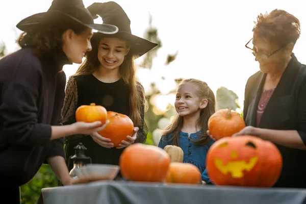 Glückliche Familie Bereitet Sich Auf Halloween Vor Mutter Großmutter Und — Stockfoto
