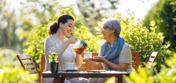 Glückliche Junge Frau Und Ihre Mutter Trinken Sommer Morgens Tee — Stockfoto