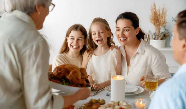感恩节 秋天的节日 快乐的家人坐在桌旁庆祝节日 祖父母 母亲和儿童 传统的晚餐 — 图库照片
