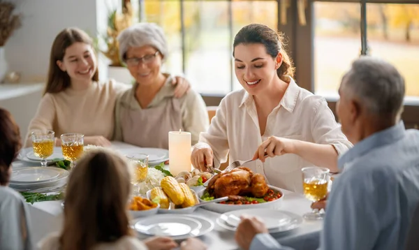 Jour Thanksgiving Fête Automne Joyeux Famille Assise Table Célébrant Les — Photo
