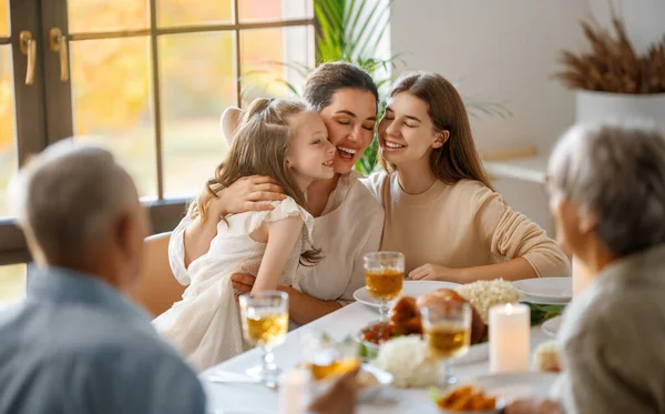 Ημέρα Των Ευχαριστιών Φθινοπωρινή Γιορτή Ευτυχισμένη Οικογένεια Κάθεται Στο Τραπέζι — Φωτογραφία Αρχείου